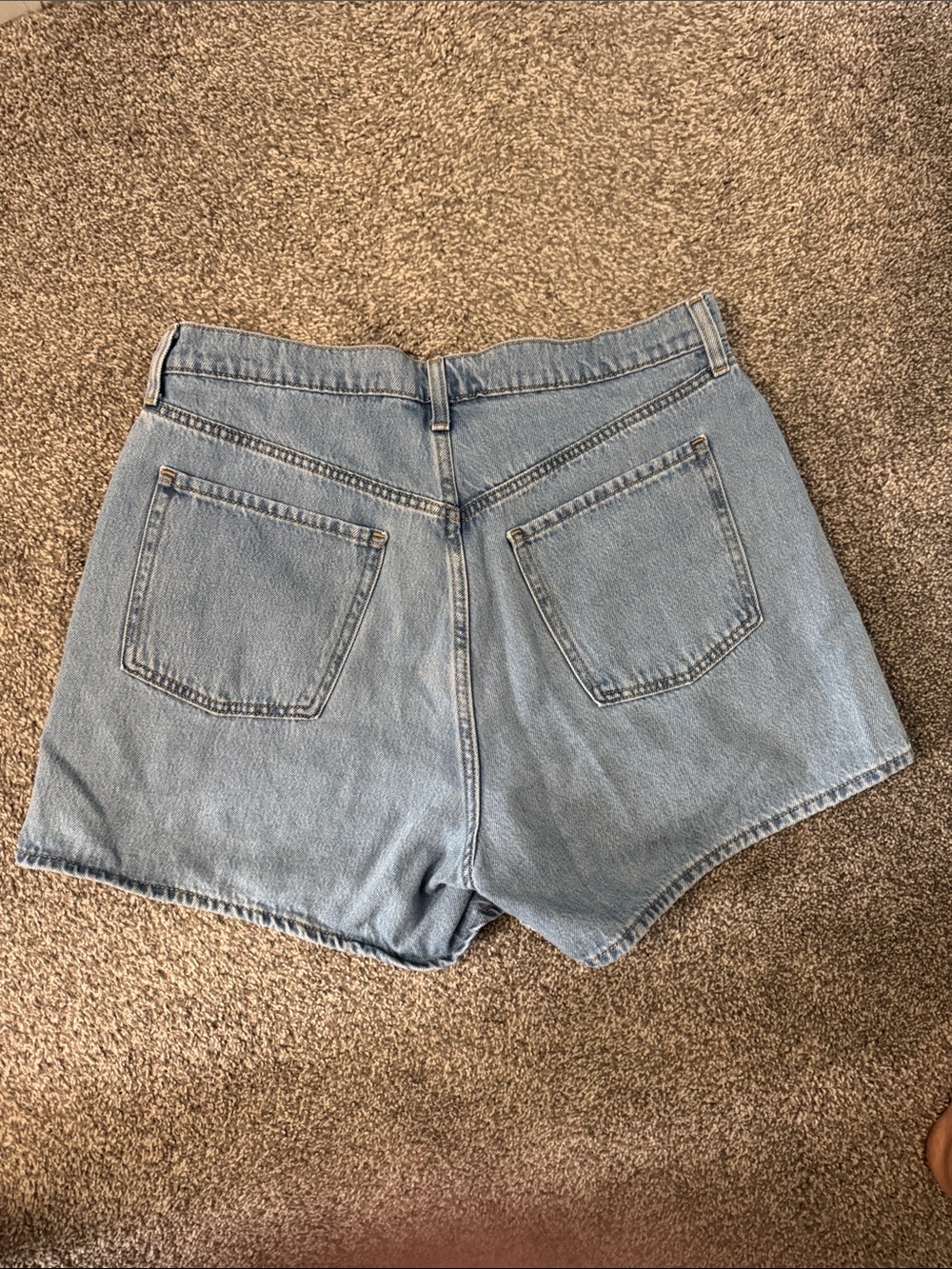Old Navy high-Rise Curvy Baggy Shorts in Light Wash Denim - Picture 3 of 3